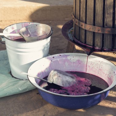 Kırmızılı şarap presi ve sarmal vida. Geleneksel şarap yapma tekniği. Üzüm filtreleme.