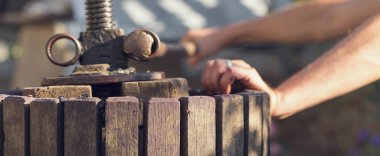 Kırmızılı şarap presi ve sarmal vida. Geleneksel şarap yapma tekniği. Üzüm filtreleme.