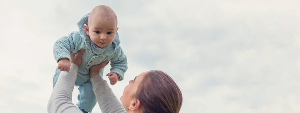 Gelukkige Moeder Met Het Kind Het Veld Een Wandeling Van — Stockfoto