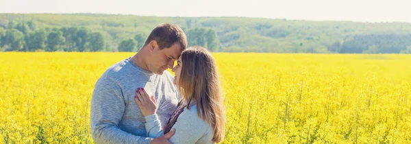 Jong Romantisch Paar Een Veld Van Zonnebloemen Zwanger Meisje — Stockfoto