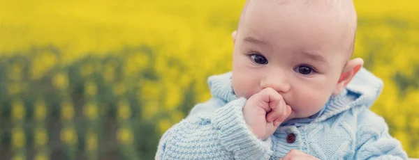 Mãe Feliz Com Criança Campo Passeio Uma Família Jovem Primavera — Fotografia de Stock