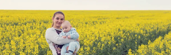 Boldog Anya Gyerekkel Mezőn Egy Fiatal Család Sétája Tavasszal — Stock Fotó