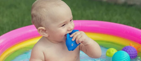 Uma Criança Pequena Está Tomando Banho Uma Piscina Piscina Inflável — Fotografia de Stock