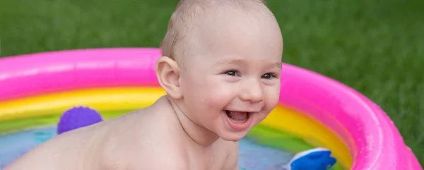 Een Klein Kind Baadt Een Zwembad Opblaasbaar Kinderbad Zomer — Stockfoto