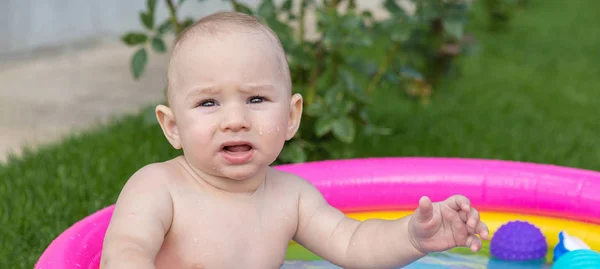 Маленький Ребенок Купается Бассейне Надувной Детский Бассейн Летом — стоковое фото
