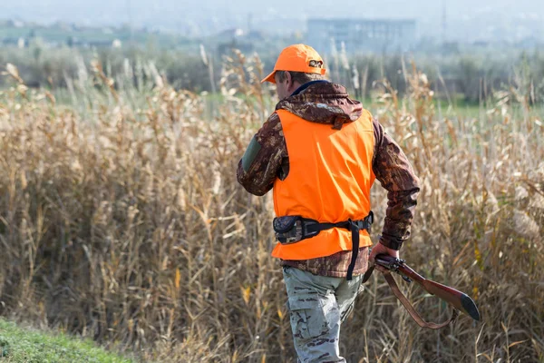 Man Gun His Hands Orange Vest Pheasant Hunt Wooded Area — Stock Photo, Image