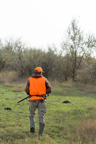 Man Gun His Hands Orange Vest Pheasant Hunt Wooded Area — Stock Photo, Image