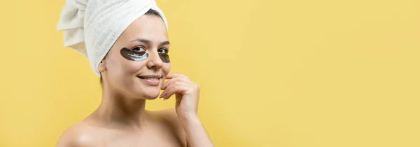 Jong Mooi Meisje Een Witte Handdoek Zijn Hoofd Draagt Collageen — Stockfoto