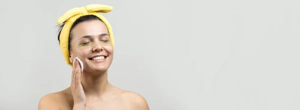 Menina Bonita Nova Uma Toalha Branca Sua Cabeça Usa Manchas — Fotografia de Stock