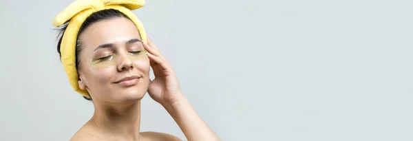 Menina Bonita Nova Uma Toalha Branca Sua Cabeça Usa Manchas — Fotografia de Stock