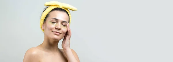 Jong Mooi Meisje Een Witte Handdoek Zijn Hoofd Draagt Collageen — Stockfoto