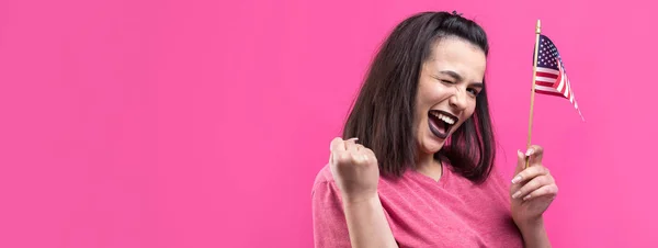 Счастливая Молодая Женщина Держащая Американский Флаг Розовом Фоне Студии — стоковое фото