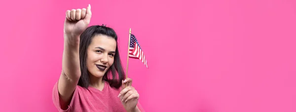 Jovem Feliz Segurando Bandeira Americana Contra Fundo Rosa Estúdio — Fotografia de Stock