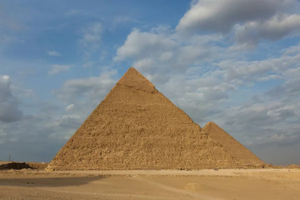 Famosas Grandes Pirâmides Gizé Deserto Areia Cairo — Fotografia de Stock