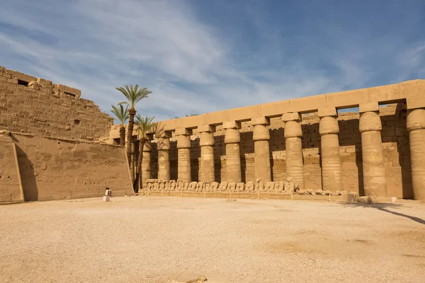 Świątynia Karnaka Kolorowe Rzeźby Starożytnego Egiptu Dolinie Nilu Luksorze Tłoczone — Zdjęcie stockowe