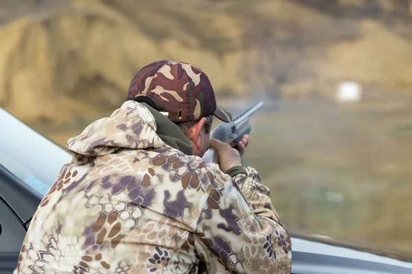 Atış Poligonunda Kamuflajlı Bir Avcı Silahı Ayarlıyor Bir Adam Hedeflere — Stok fotoğraf