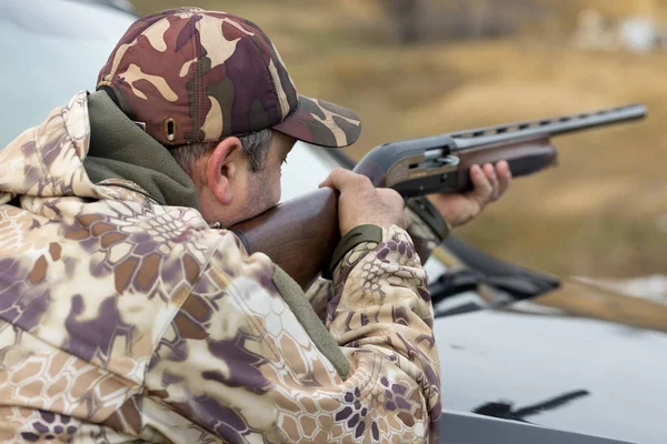 Cazador Camuflaje Campo Tiro Calibra Arma Hombre Dispara Objetivos —  Fotos de Stock