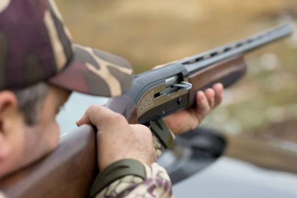 Ein Jäger Tarnung Schießstand Kalibriert Die Waffe Mann Schießt Auf — Stockfoto