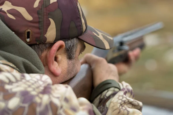 射撃場の迷彩服を着たハンターが武器を校正します 標的を撃つ男 — ストック写真