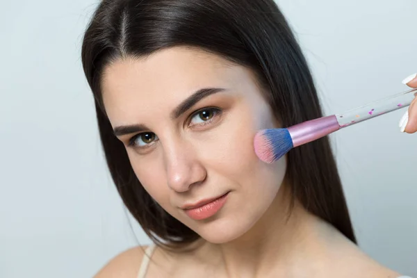 Närbild Ung Flicka Ljus Topp Vit Bakgrund Gör Ansiktsmakeup Vacker — Stockfoto