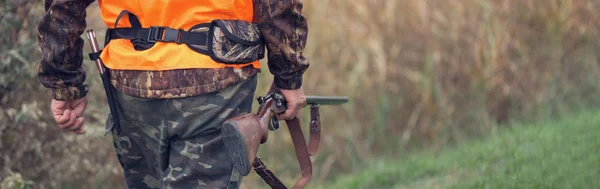 Mężczyzna Bronią Ręku Pomarańczową Kamizelką Polowaniu Bażanty Zalesionym Terenie Pochmurną — Zdjęcie stockowe