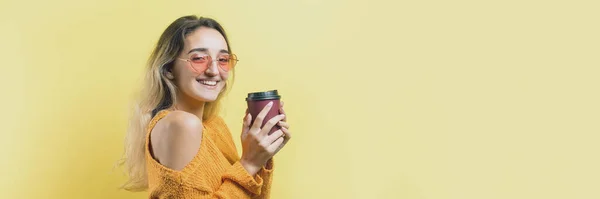 Glamor Kobieta Okularach Pomarańczowym Swetrze Napojem Kawy Żółtym Tle — Zdjęcie stockowe
