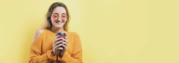 Glamor Kvinna Glasögon Orange Tröja Med Drink Kaffe Gul Bakgrund — Stockfoto