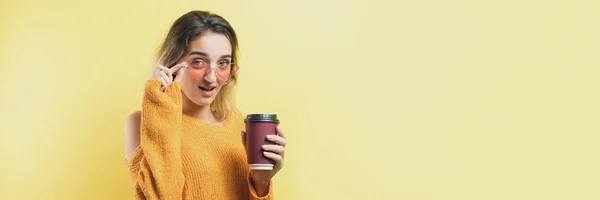 Glamor Woman Glasses Orange Sweater Drink Coffee Yellow Background — Stock Photo, Image