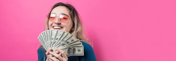 Närbild Ung Vacker Kvinna Blå Tröja Glasögon Med Amerikanska Dollar — Stockfoto