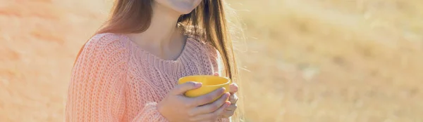 Portrét Krásné Mladé Ženy Stylovém Pleteném Svetru Stojící Zlatém Podzimním — Stock fotografie