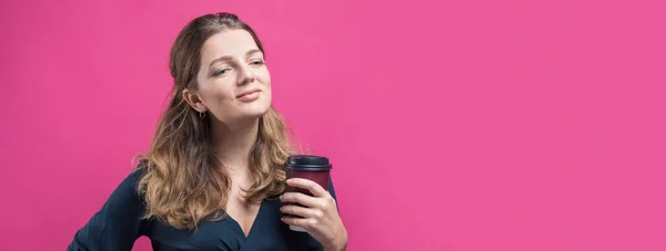 Mulher Glamour Com Uma Bebida Café Fundo Rosa — Fotografia de Stock