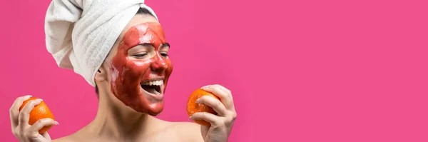 Szépségportré Egy Fehér Törölközős Nőről Fején Piros Tápláló Maszkkal Arcán — Stock Fotó