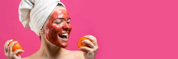 Retrato Beleza Mulher Toalha Branca Cabeça Com Máscara Nutritiva Vermelha — Fotografia de Stock