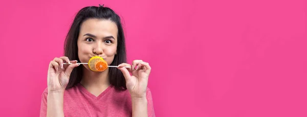 Porträt Einer Schönen Süßen Fröhlichen Frau Mit Glattem Braunem Haar — Stockfoto