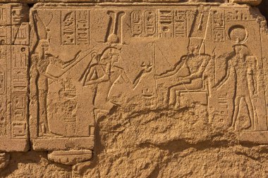 Karnak Tapınağı, Luxor 'daki Nil Vadisi' nde antik Mısır 'ın heykel heykelleri, duvarda kabartmalı hiyeroglifler..