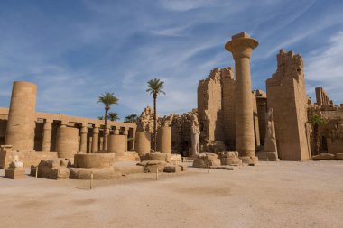Karnak Tapınağı, Luxor 'daki Nil Vadisi' nde antik Mısır 'ın heykel heykelleri, duvarda kabartmalı hiyeroglifler..