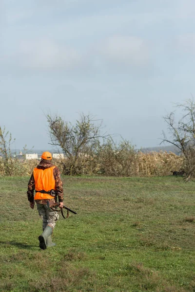 Man Gun His Hands Orange Vest Pheasant Hunt Wooded Area — Stock Photo, Image