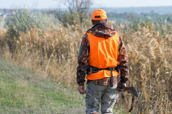 Hombre Con Arma Sus Manos Chaleco Naranja Una Cacería Faisanes —  Fotos de Stock