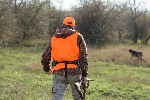 Hombre Con Arma Sus Manos Chaleco Naranja Una Cacería Faisanes —  Fotos de Stock