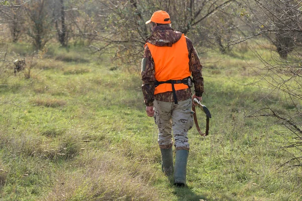 Hombre Con Arma Sus Manos Chaleco Naranja Una Cacería Faisanes —  Fotos de Stock