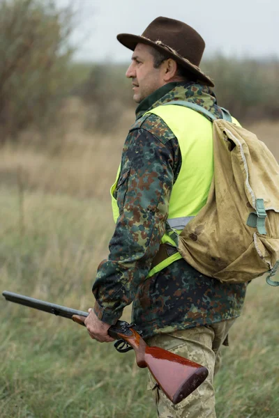 Période Chasse Saison Automne Ouverte Chasseur Armé Dans Ses Mains — Photo