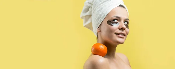 Retrato Beleza Mulher Toalha Branca Cabeça Com Máscara Nutritiva Dourada — Fotografia de Stock