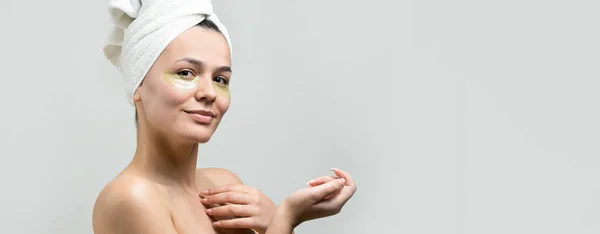 Menina Bonita Nova Uma Toalha Branca Sua Cabeça Usa Manchas — Fotografia de Stock