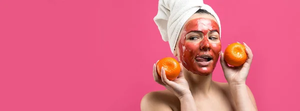 Retrato Belleza Mujer Toalla Blanca Cabeza Con Máscara Roja Nutritiva — Foto de Stock