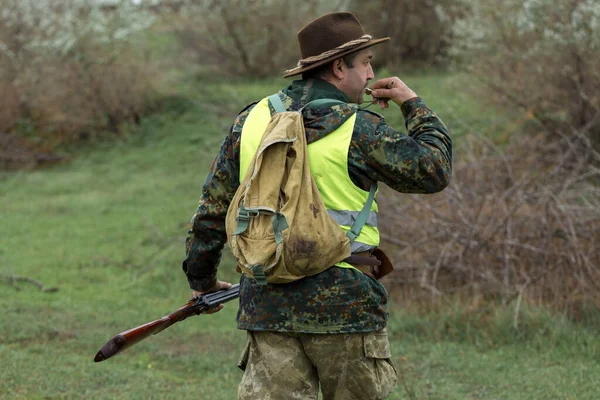 Jachtperiode Herfstseizoen Geopend Een Jager Met Een Pistool Zijn Handen — Stockfoto