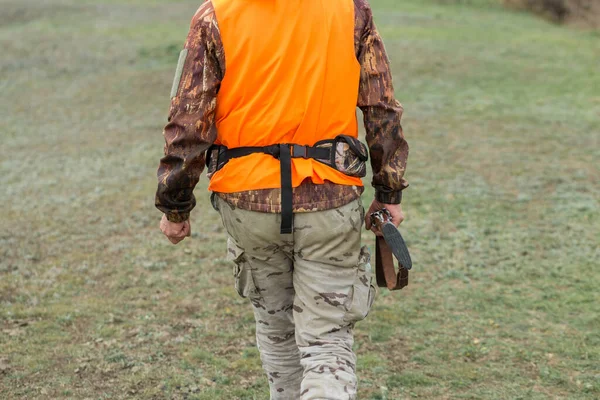 Man Med Pistol Händerna Och Orange Väst Fasanjakt Ett Skogsområde — Stockfoto