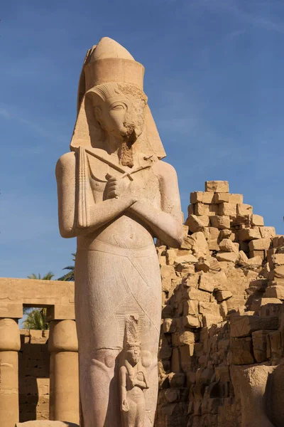 カルナック神殿 ルクソールのナイル渓谷の古代エジプトの巨大な彫刻 壁に象形文字をエンボス加工 — ストック写真
