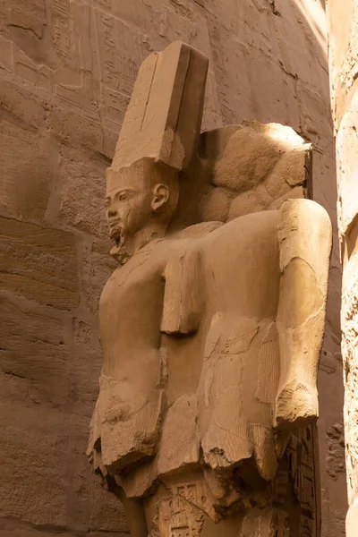 カルナック神殿 ルクソールのナイル渓谷の古代エジプトの巨大な彫刻 壁に象形文字をエンボス加工 — ストック写真