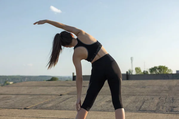 Young Slim Athletic Girl Sportswear Snakeskin Prints Performs Set Exercises — Stock Photo, Image