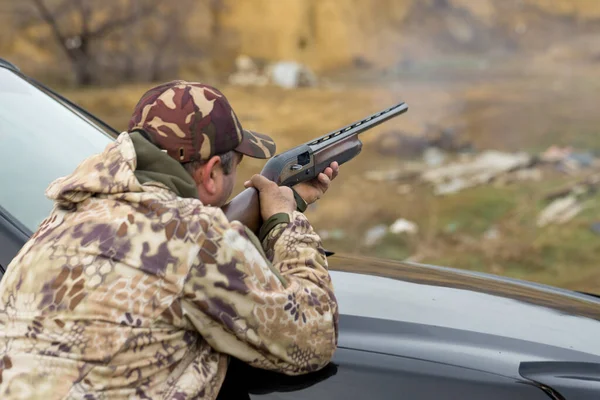 Cazador Camuflaje Campo Tiro Calibra Arma Hombre Dispara Objetivos —  Fotos de Stock